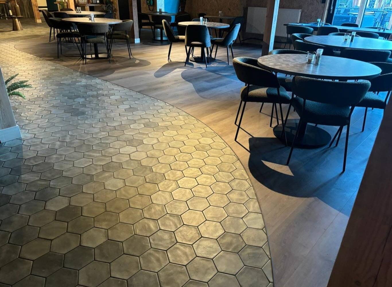 Ons team aan het werk bij een project met PVC-vloer