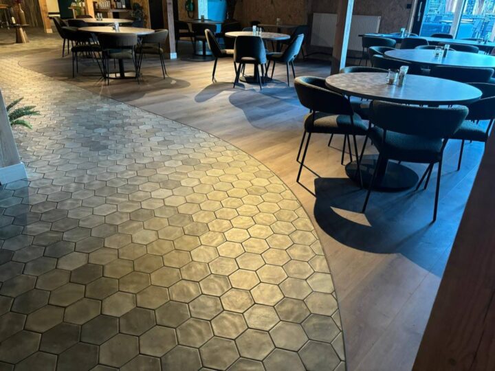 Horecavloer met karakter: hexagon en hout in een vloer