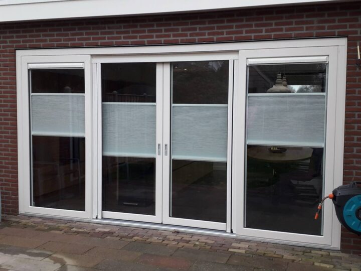 Raamdecoratie in de badkamer: tips die vocht overleven