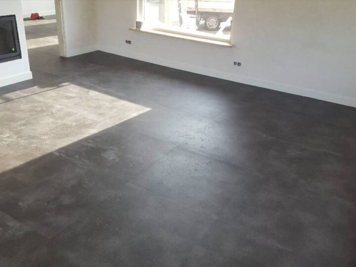 Betonlook PVC: industriële rust zonder koude voeten
