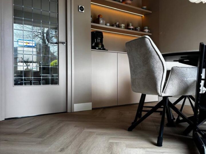 Complete metamorfose met PVC visgraat en plisses foto 12