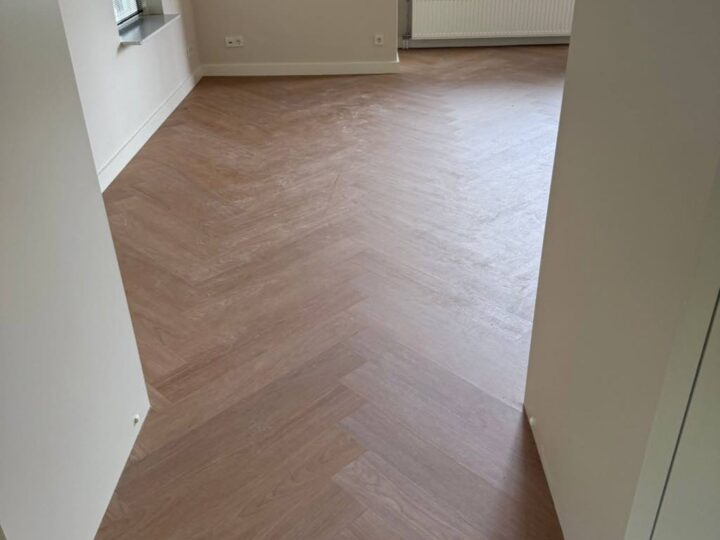 Van donkere tegels naar een warme visgraatvloer foto 3
