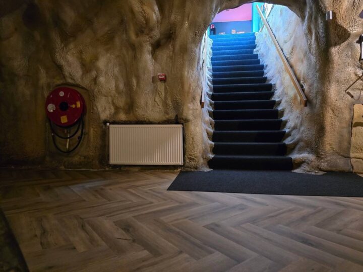 Nieuwe vloer en trap voor een bowling foto 2